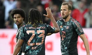 Kane lập hattrick đưa Bayern lên đỉnh bảng Bundesliga